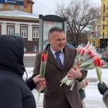 Депутаты «Единой России» поздравили женщин на улицах Томска
