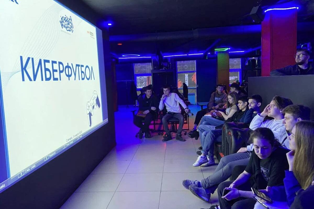 В Самаре активисты «Единой России», «Молодой Гвардии» и студенты ссузов сразились в поединках турнира по киберфутболу