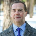 Дмитрий Медведев: Слова огромной благодарности женщинам, которые несут службу в Вооруженных Силах России, в тылу и на передовой приближают нашу Победу