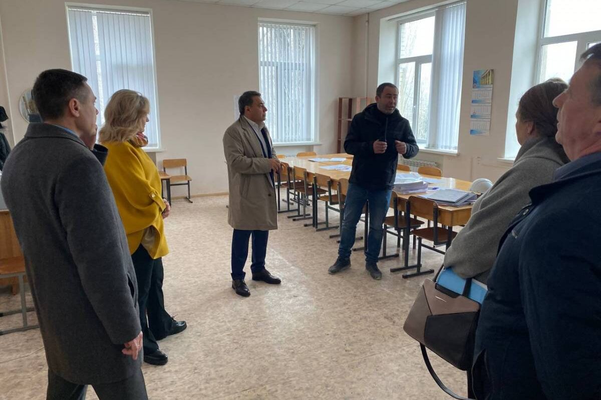 В Волгограде партийный десант провел мониторинг работ по капитальному ремонту школы № 93, который проводится в рамках народной программы партии