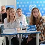 Интеллектуальную игру, посвящённую воссоединению Крыма с Россией, провели партийцы в Великих Луках