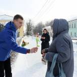 Бронницкие активисты «Единой России» и молодогвардейцы поздравили женщин с праздником на улицах города