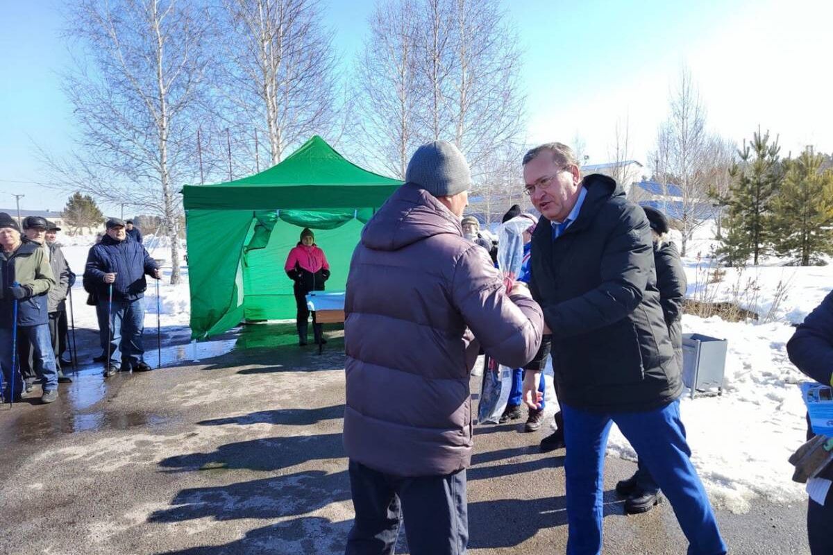 В Кемеровской области активисты «Единой России» приняли участие в мастер-классе по скандинавской ходьбе
