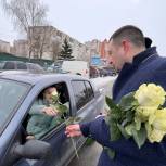 Координатор проекта «Единой России» «Безопасные дороги» совместно с начальником УГИБДД УМВД поздравил автоледи с 8 марта