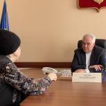 В Саратове и районах области депутаты продолжают отвечать на вопросы граждан в ходе приёмов