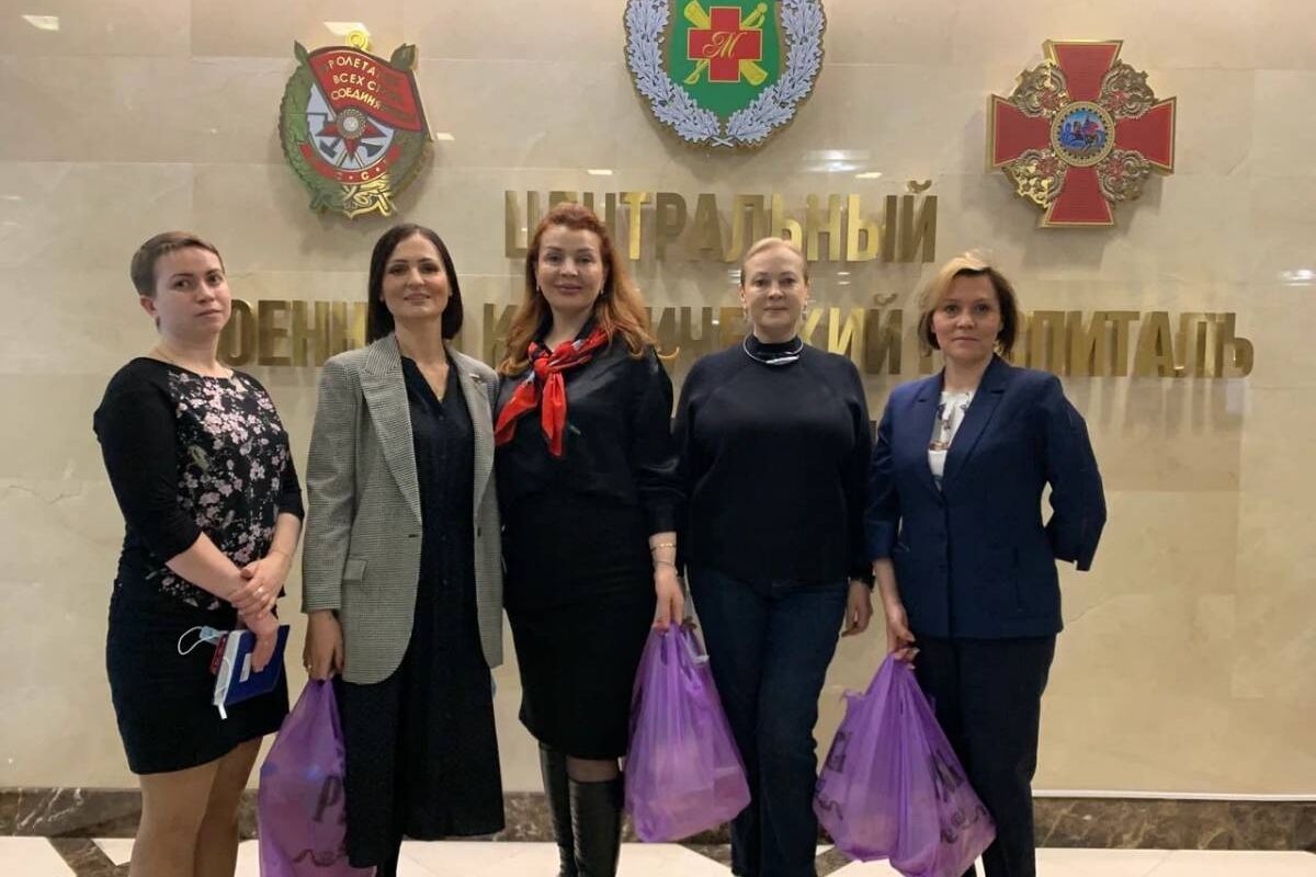 Активистки «Женского движения Единой России» навестили участников СВО в военном госпитале им. П.В. Мандрыка