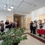 «Единая Россия» поздравила с 8 марта сотрудниц и пациенток военного госпиталя в Москве