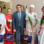 «Единая Россия» поздравила сотрудниц военного госпиталя в Самаре
