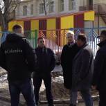 Партийный десант «Единой России» обследовал дорогу к школе №33 на пр. Рыбаков: в июне её отремонтируют по гарантии