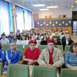 Депутат Виктор Халын провел урок «Разговоры о важном» для школьников Мартыновского района