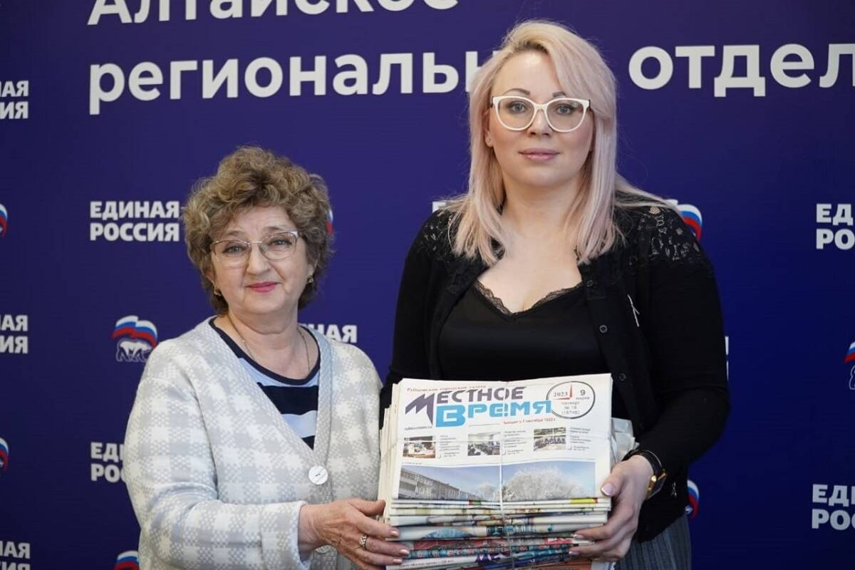 Новости из дома: алтайские единороссы отправляют местные газеты участникам СВО