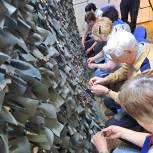 В Холмске серебряные волонтеры вяжут  маскировочные сети для военнослужащих