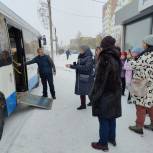 «Единая Россия» в Новом Уренгое провела рейд по доступности остановочных павильонов и автобусов для маломобильных граждан