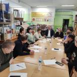 Депутат Михаил Резников проверил ход ремонта чебоксарской школы №7