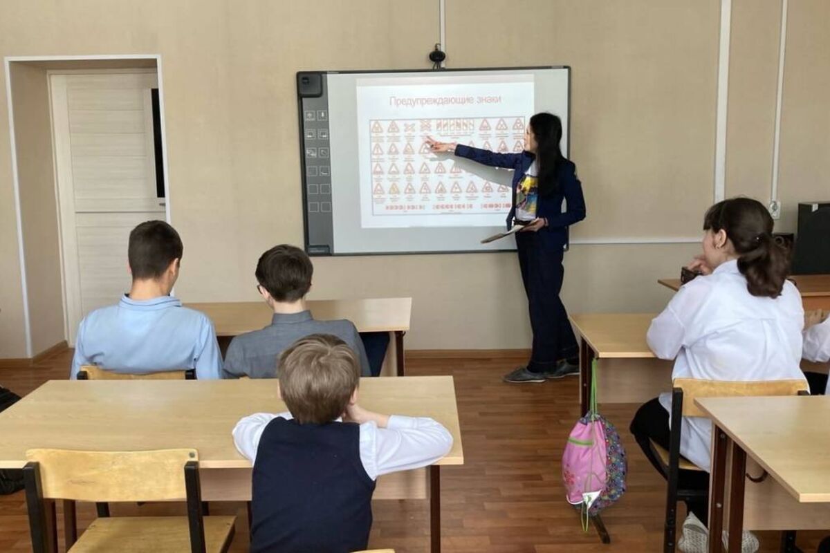 В посёлке Оленья Губа провели игру-беседу «О чём говорят знаки?»