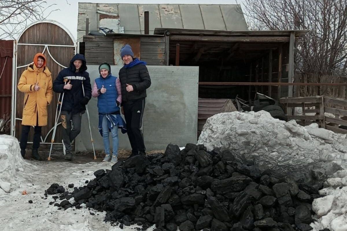 Партийцы Ленинского района Красноярска доставили уголь для отопления дома  семье участника СВО | 06.03.2023 | Красноярск - БезФормата