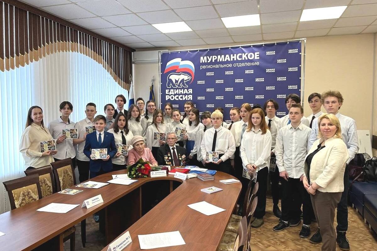 В Мурманске поздравили старейшего члена «Единой России» с 86-летием