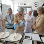 В Севастополе «Единая Россия» организовала мастер-класс для школьников по приготовлению полезных блюд