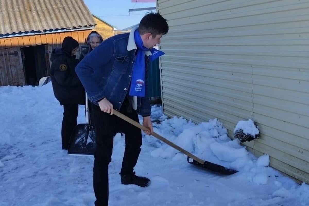 В Актанышском районе молодогвардейцы помогли пенсионерке убрать снег во дворе  дома