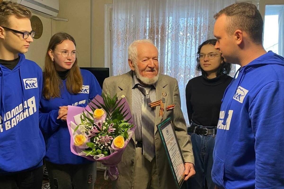 Молодогвардейцы передали поздравление с юбилеем ветерану труда Виктору Короткову от Дмитрия Белика