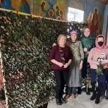 Жители и гости Владивостока делают маскировочные сети для фронта