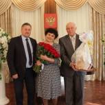Партийцы поздравили с юбилеем бракосочетания семейную пару из Октябрьского района