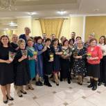 Единороссы поздравили с наступающим женским днем Совет общественности Ленинского района