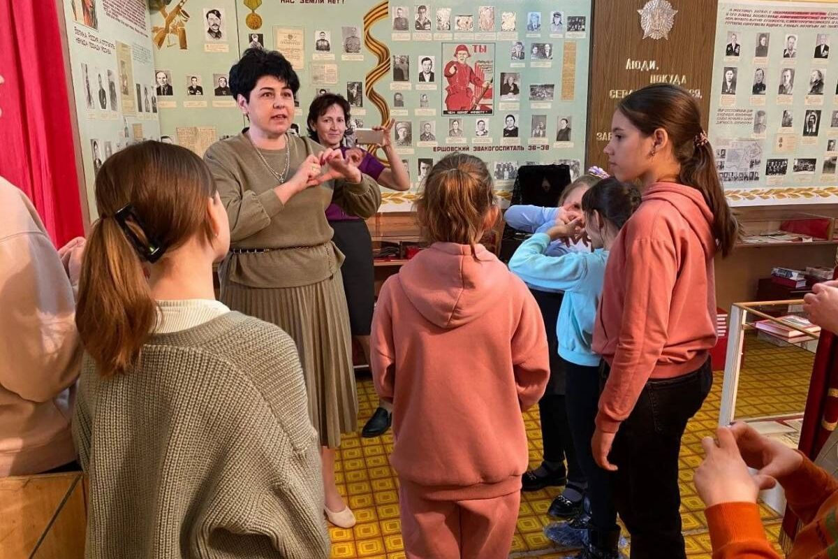 В день воссоединения Крыма с Россией активисты Ершовского местного отделения партии организовали экскурсию в музей для детей