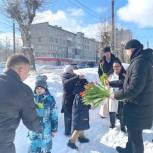 Дзержинские активисты дарили женщинам тюльпаны на улицах города