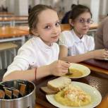 Единороссы проверили организацию горячего питания в школе №1 Ленинского округа