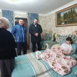Партийцы «Единой России» навестили девочку с ОВЗ в Наурском районе