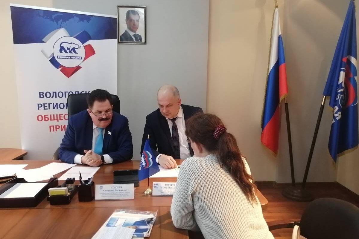Депутат Александр Гордеев и руководитель государственной жилищной инспекции области Виктор Токарев ответили на вопросы вологжан в рамках Недели приемов по вопросам ЖКХ