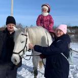 В Ярославской области «Единая Россия» организовала катание на лошадях для детей