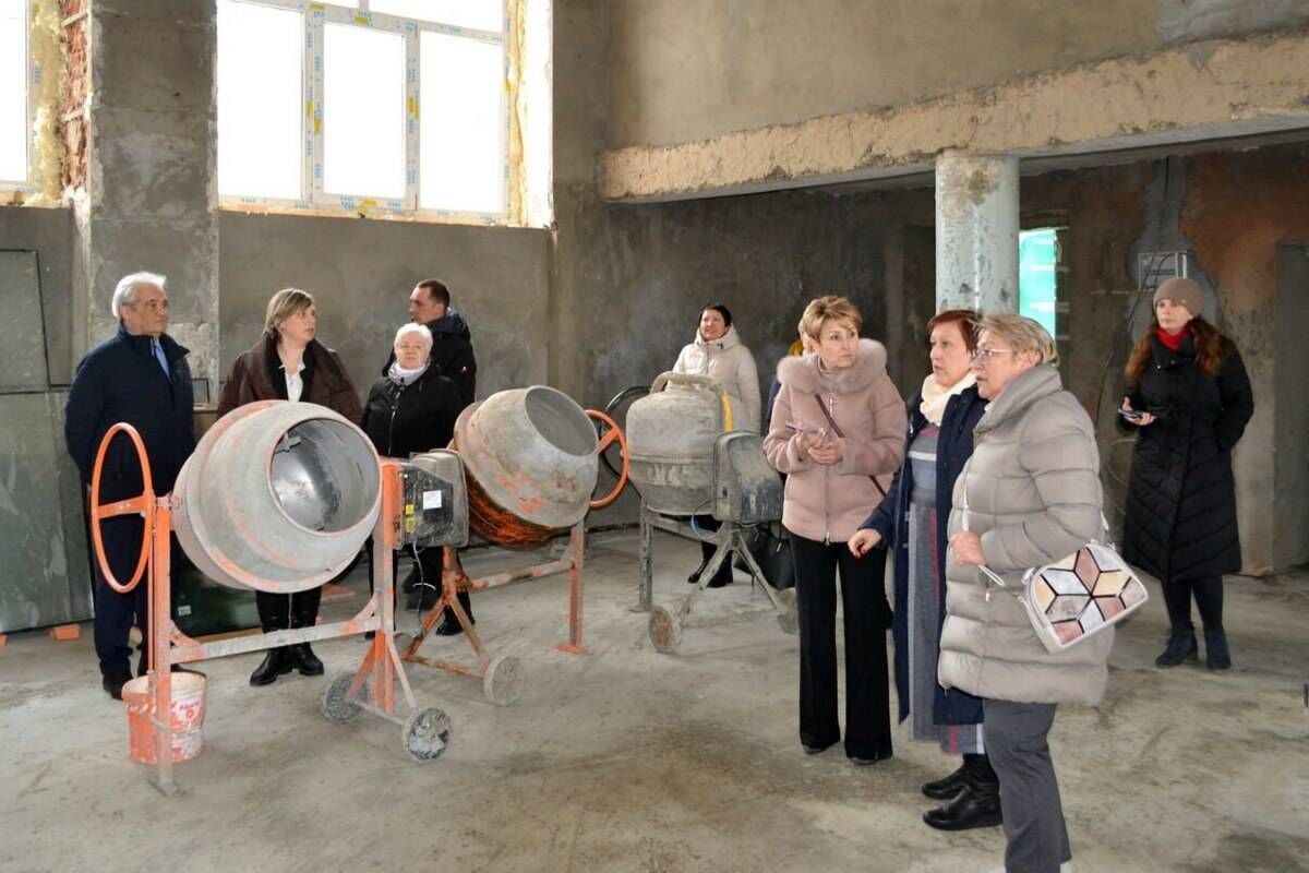 Партийный десант проинспектировал ход ремонтных работ школы №2 в Колпашево