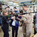 «Единая Россия» организовала поездку в музей Союза ветеранов Афганистана для новосибирских школьников