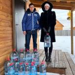 Молодогвардейцы помогли семье находящегося на фронте жителя Хомутово с подвозом воды