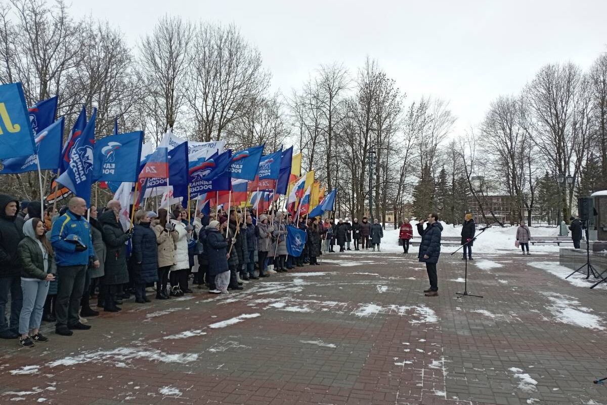 Города победы новгород. Митинг. Митинги. Митинг на фронт Юон.