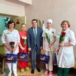 В Самаре единороссы поздравили сотрудниц  военного госпиталя