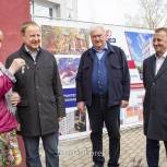 Губернатор Алтайского края и глава Барнаула поздравили с новосельем детей-сирот и переселенцев из аварийного жилья