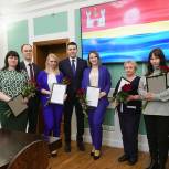 Единороссы вручили медикам первые региональные жилищные сертификаты