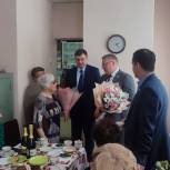 Сергей Никонов и Владимир Рябцун лично поздравили женщин Лесного с праздником 8 Марта