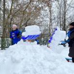 Детские площадки без снега и льда. «Единая Россия» провела субботник возле детсада «Аист»