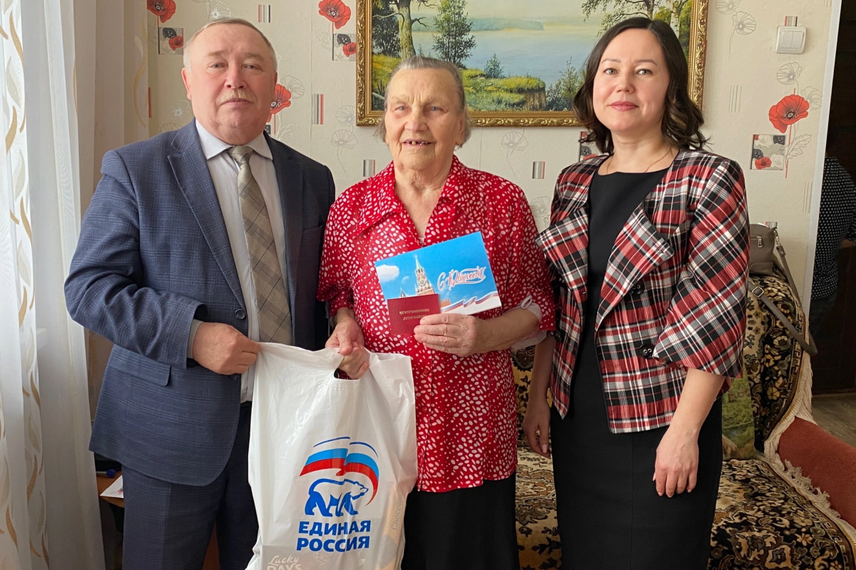 В Новоторъяльском районе единороссы поздравили ветерана с 95-летием