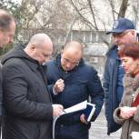 Владимир Немцев проверил ход работ по благоустройству дворов на улице Дмитрия Ульянова
