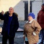Депутат Виталий Рыльских помог жительнице округа провести обрезку деревьев