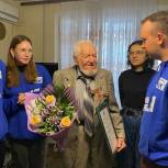 Молодогвардейцы передали поздравление с юбилеем ветерану труда Виктору Короткову от Дмитрия Белика