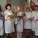 Женщин-медиков гарнизонного военного госпиталя и преподавателей-волонтеров Псковского медицинского колледжа поздравили партийцы с наступающим 8 Марта