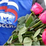 Цветы, сладости и слова благодарности: депутаты и волонтёры «Единой России» поздравили женщин по всей стране