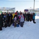В Аскинском районе активисты расчистили детскую площадку от снега