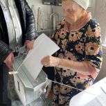 93-летняя долгожительница из Энгельса приняла участие в выборах воспользовавшись возможностью надомного голосования